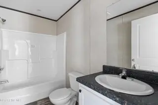 490 Orchard Lane SE, Bolivia, NC 28422 — 3-bedroom manufactured home in Vineyard Plantation, Bolivia, NC, photo 24 of 27: Guest bath