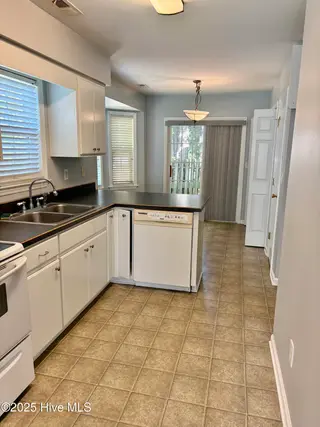 113 Gladiola Drive, New Bern, NC 28562 – photo 4: Kitchen