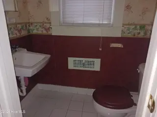 101 W Highland Avenue, Kinston, NC 28501 – photo 16: 101 W Highland Avenue half bath 20240317