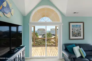 118 Heverly Drive, Emerald Isle, NC 28594 – photo 8: Living room with ocean views