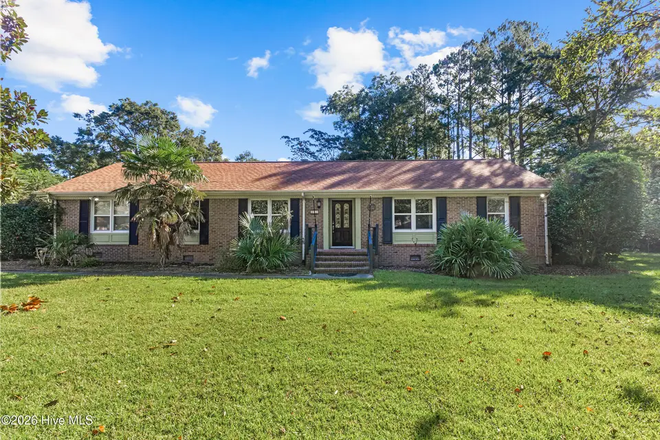 602 Circle Drive, Trent Woods, NC 28562 — 4-bedroom home in Creekwood, Trent Woods, NC, photo 1 of 48: 602 Circle Drive, Trent Woods, NC 28562