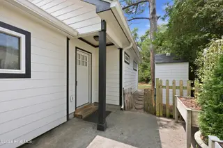 109 Noyes Avenue, Morehead City, NC 28557 – photo 15: Side entrance