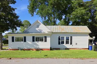 411 Latham Street, Greenville, NC 27834 – photo 9: 41-web-or-mls-IMG_9976_edit