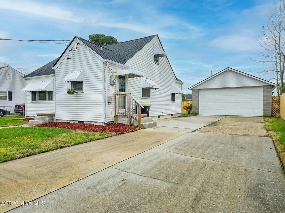 104 Chadburn Avenue, Elizabeth City, NC 27909 – photo 1 of 24: Front