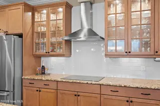 2585 Parkridge Drive, Southport, NC 28461 — 4-bedroom home in St James, Southport, NC, photo 19 of 77: Hood | Lights | Glass Accents