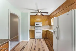 409 Bradford Drive, New Bern, NC 28560 – photo 8: 34-web-or-mls-0c0a3939-Edited