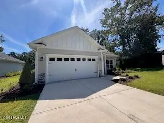 107 Firethorn Circle, Wallace, NC 28466 – photo 3: Garage Angle