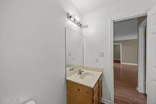 1403 Lockwood Road, Kinston, NC 28501 — 3-bedroom home in Brentwood, Kinston, NC, photo 18 of 32: 2nd Bathroom