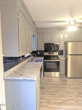 319 Oak Grove Avenue, Greenville, NC 27834 – photo 7: counter