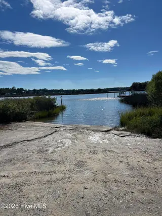 112 Pettiford Road, Peletier, NC 28584 — 3-bedroom manufactured home in Pettiford Point, Peletier, NC, photo 6 of 19: Ramp