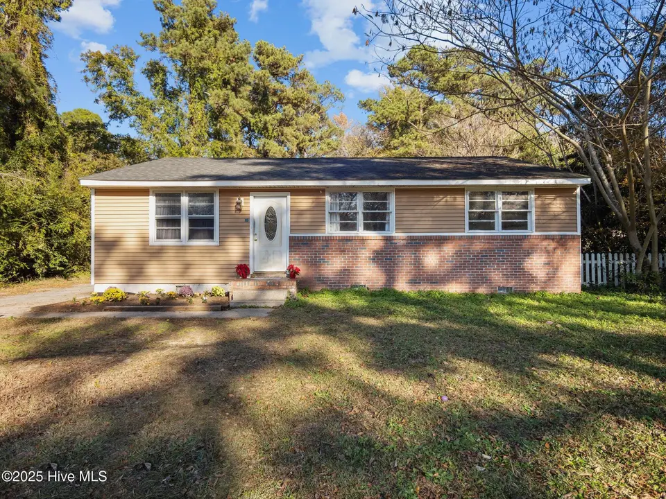 610 Vernon Drive, Jacksonville, NC 28540 – photo 1 of 17: Front view