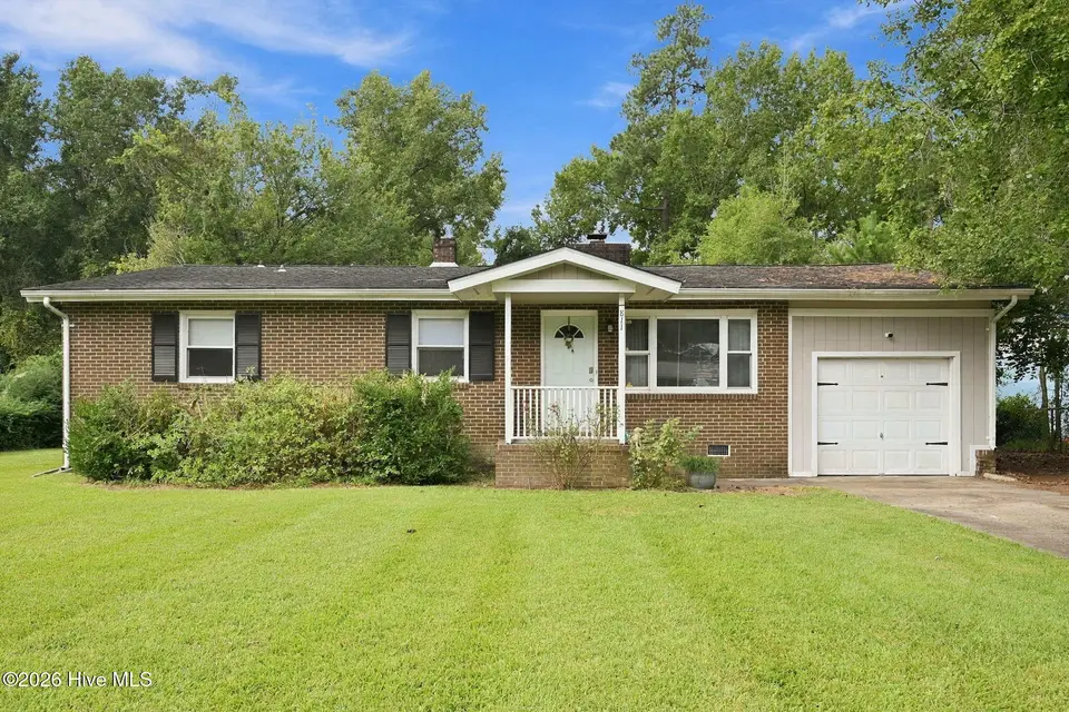 811 Little John Avenue, Jacksonville, NC 28546 — 3-bedroom home in Sherwood Forest, Jacksonville, NC, photo 1 of 24: Front of House