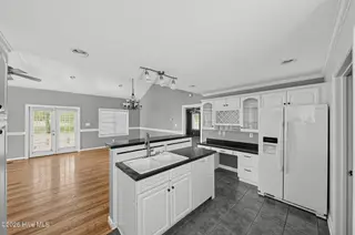 1108 Greenmeade Court, Greenville, NC 27858 – photo 6: 04_1108_Greenmeade_Ct-Kitchen-0117