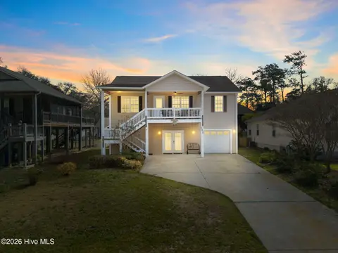 164 NW 12th St, Oak Island