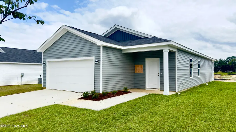151 N Squires Run Lane, Richlands, NC 28574 – photo 1 of 20: Home Front