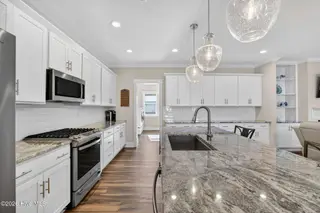 460 Summerhouse Drive, Holly Ridge, NC 28445 – photo 6: tons of cabinet and counter space