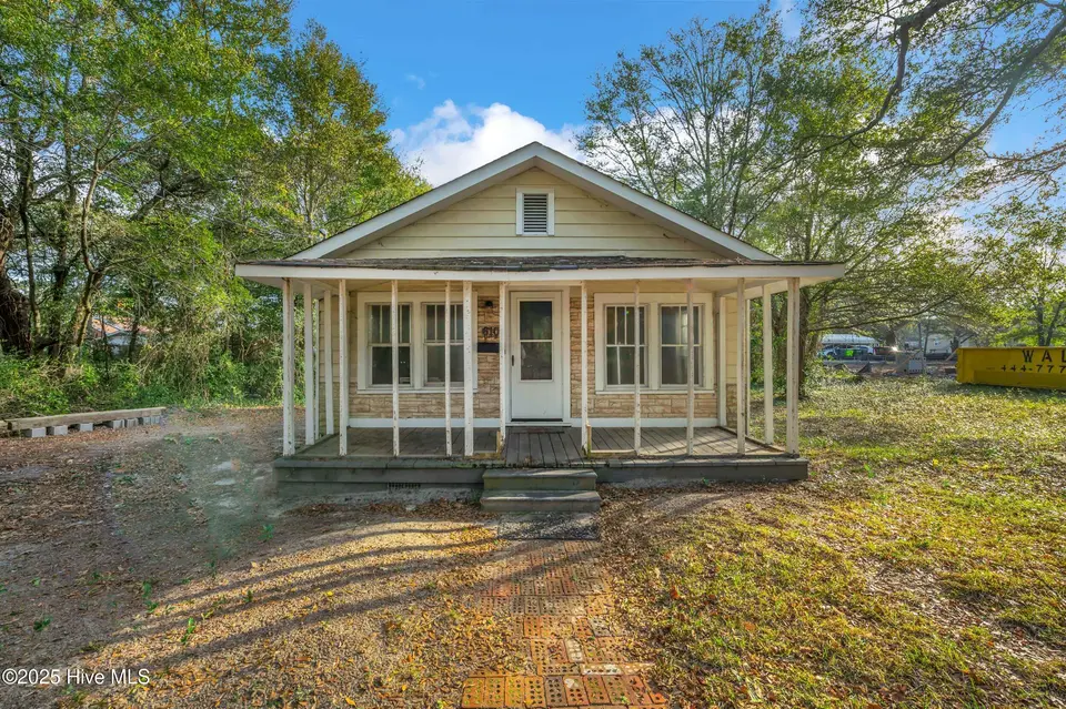 610 N Caswell Avenue, Southport, NC 28461 – photo 1 of 24: 610 n caswell ave 00014