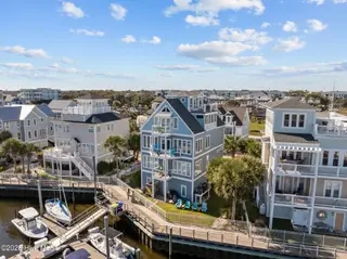 902 Grand Bahama Drive, Carolina Beach, NC 28428 — 5-bedroom home in Federal Point Yacht, Carolina Beach, NC, photo 8 of 68: 7-web-or-mls-DJI_20251104121431_0279_D
