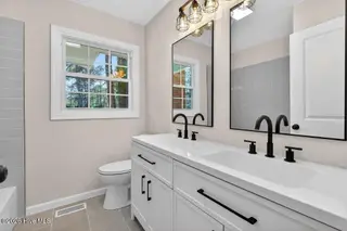3504 Taylor Street, New Bern, NC 28560 — 4-bedroom home in Pinecrest, New Bern, NC, photo 14 of 28: Hall Bath