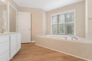424 Commerce Avenue D, Morehead City, NC 28557 – photo 19: Primary ensuite