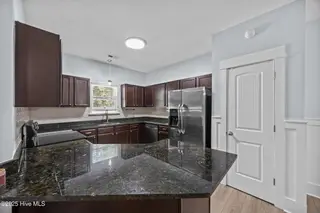 323 Cedar Island Trail, Holly Ridge, NC 28445 — 3-bedroom townhome in The Landing At Folkstone, Holly Ridge, NC, photo 13 of 36: 17_kitchen
