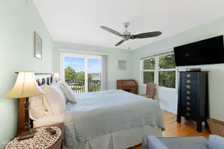6611 Marsh Cove Road, Emerald Isle, NC 28594 – photo 22: Primary suite on middle level