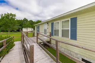100 Lindsey Court, Beaufort, NC 28516 — 3-bedroom manufactured home in Green Meadows, Beaufort, NC, photo 5 of 38: Front Deck with Handicap Ramp