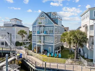 902 Grand Bahama Drive, Carolina Beach, NC 28428 — 5-bedroom home in Federal Point Yacht, Carolina Beach, NC, photo 4 of 68: 3-web-or-mls-DJI_20251104121306_0275_D