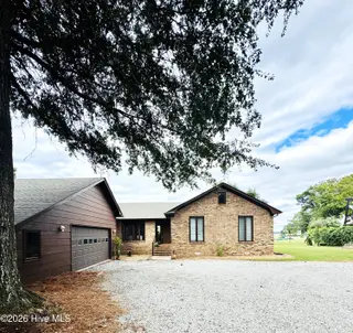 2128 Rivershore Road, Elizabeth City, NC 27909 — 3-bedroom home in Winslow Acres, Elizabeth City, NC, photo 2 of 48: Circular drive to water!