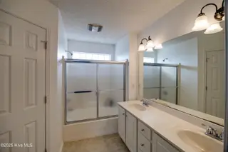 304 Fault Circle, Greenville, NC 27858 — 3-bedroom home in Arbor Hills, Greenville, NC, photo 16 of 31: Primary Bath