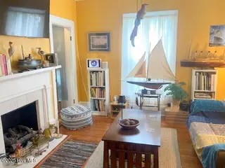 428 E 2nd Street, Washington, NC 27889 – photo 11: yellow room