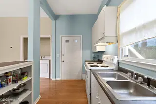 129 S 8th Street, Wilmington, NC 28401 — 6-bedroom home in Downtown, Wilmington, NC, photo 18 of 36: 8thS129-4kitDanBL33A0260-CR2