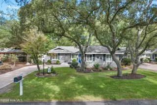 606 Camellia Lane, Sunset Beach, NC 28468 – photo 4: Front in full bloom