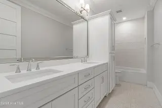 805 Mulberry Street Unit 108, Beaufort, NC 28516 — 3-bedroom condo in 805 Mulberry, Beaufort, NC, photo 18 of 25: Full Hall Bathroom