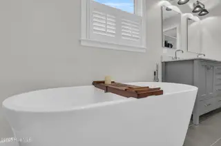 113 Yorkshire Lane, Wilmington, NC 28409 — 3-bedroom home in Lansdowne Estates, Wilmington, NC, photo 22 of 48: Soaking tub