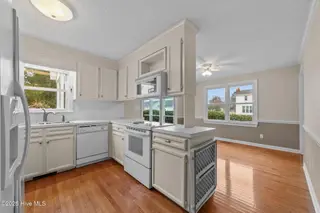 1370 Hope Drive, Greenville, NC 27858 – photo 8: 30-web-or-mls-LHV_4382