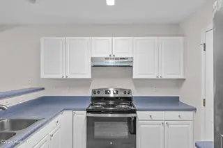3967 Winds Ridge Drive, Wilmington, NC 28409 — 3-bedroom townhome in Winds Ridge, Wilmington, NC, photo 7 of 54: 8_kitchen