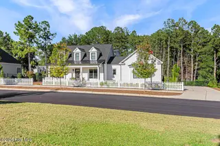 275 Hollycrest Drive, Pinehurst, NC 28374 — 5-bedroom home in Hollycrest, Pinehurst, NC, photo 5 of 42: 275 Hollycrest Drive
