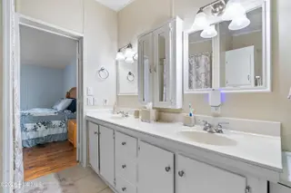 1109 Nautical Lane SW, Calabash, NC 28467 — 4-bedroom manufactured home in Village At Calabash, Calabash, NC, photo 20 of 34: Master bathroom