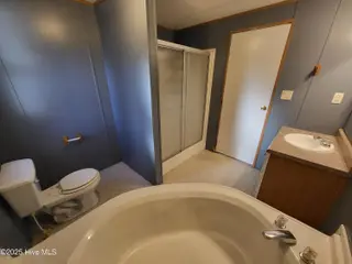 119 Edgewater Lane, Richlands, NC 28574 — 2-bedroom manufactured home in Chapel Ridge, Richlands, NC, photo 23 of 34: Master Bathroom