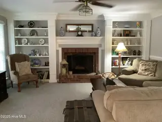 3300 Upton Court, Wilmington, NC 28409 — 5-bedroom home in Woodberry Forest, Wilmington, NC, photo 10 of 39: Family room