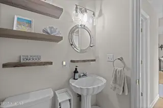 413 Pelican Harbor Road, Beaufort, NC 28516 — 3-bedroom home in Wards Creek Plantation, Beaufort, NC, photo 23 of 30: Hall Bathroom