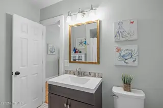 3111 Arendell Street, Morehead City, NC 28557 – photo 22: Principal bathroom