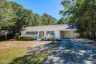 1102 Adelaide Drive, Wilmington, NC 28412 — 4-bedroom home in Hanover Heights, Wilmington, NC, photo 3 of 43: 1102AdelaideDrive(4)