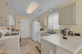 819 Bay Blossom Drive, Wilmington, NC 28411 – photo 9: 009_img_1355_998