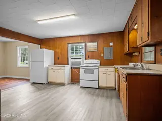 195 Queens Creek Road, Swansboro, NC 28584 — 2-bedroom home, Swansboro, NC, photo 14 of 40: Kitchen
