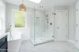 415 Hillcrest Drive, Morehead City, NC 28557 – photo 17: Primary ensuite