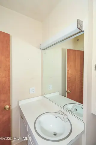 100 S Pineview Avenue, Goldsboro, NC 27530 – photo 19: 1/2 Bath