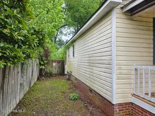 1011 E 6th Street, Washington, NC 27889 – photo 2: LEFT