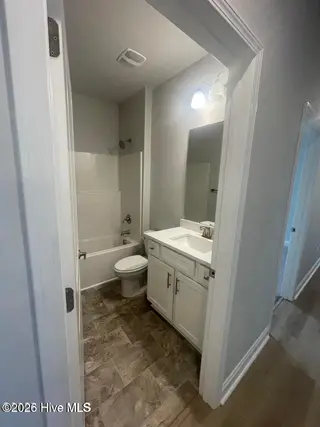 915 Caroline Court, New Bern, NC 28560 – photo 8: 1727 Guest Bathroom